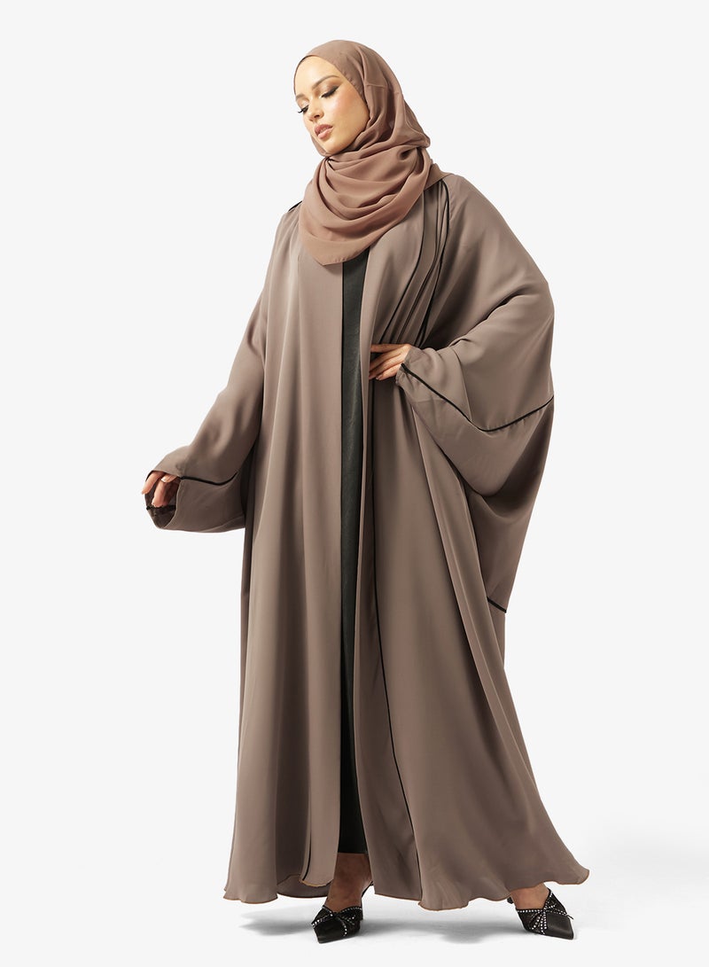 هيا كلوزيت عباية مزينة بقصة واسعة مع ياقة عالية - Image 1